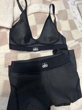 ALO Yoga Black Activewear Set - Sports Bra & leggings size xs worn once